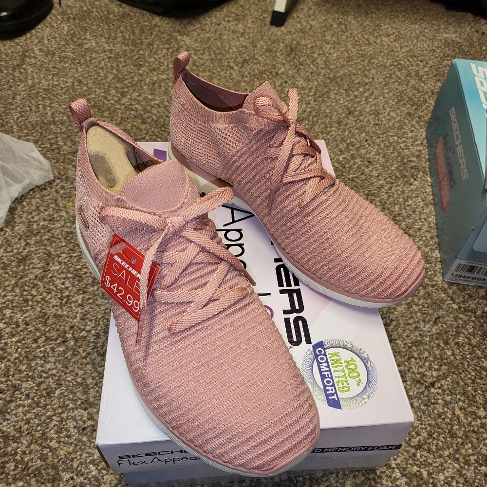 NIB Skechers sneakers